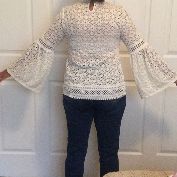 Beautiful withe blouse - Picture 2 of 4